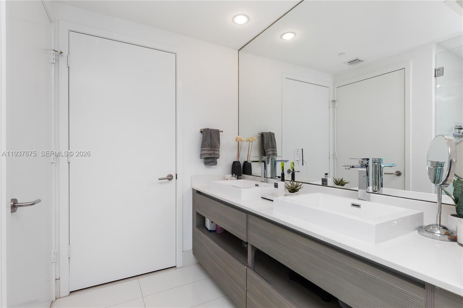 ICON BAY CONDO - Residential