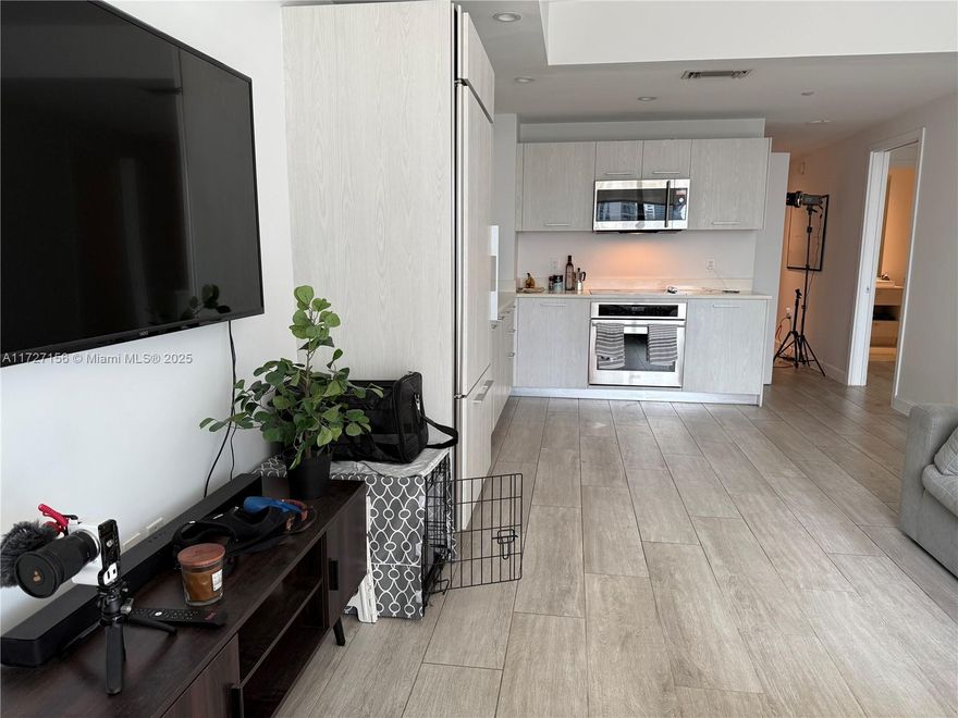 Beautiful 1 Bedroom plus Den which has a sliding door that can be perfectly use for office, guest room or an extra storage space. Unit is on the 10th floor, facing south where unabstracted Brickell downtown view with a big balcony. Brickell Heights building is in the middle of high end restaurants, shopping like Brickell City Center, Hotels, Banks and Parks. Also budling is located at a very convenient location where you can use metro mover, metro train, trolley... Besides the location Brickell Heights building has
amazing amenities such as two pools ( terrace and sky pool deck ), business center, kids club, sauna, screening room for movies and an exercise room other than Equinox. This unit gives all the Miami luxury living feeling all at once.