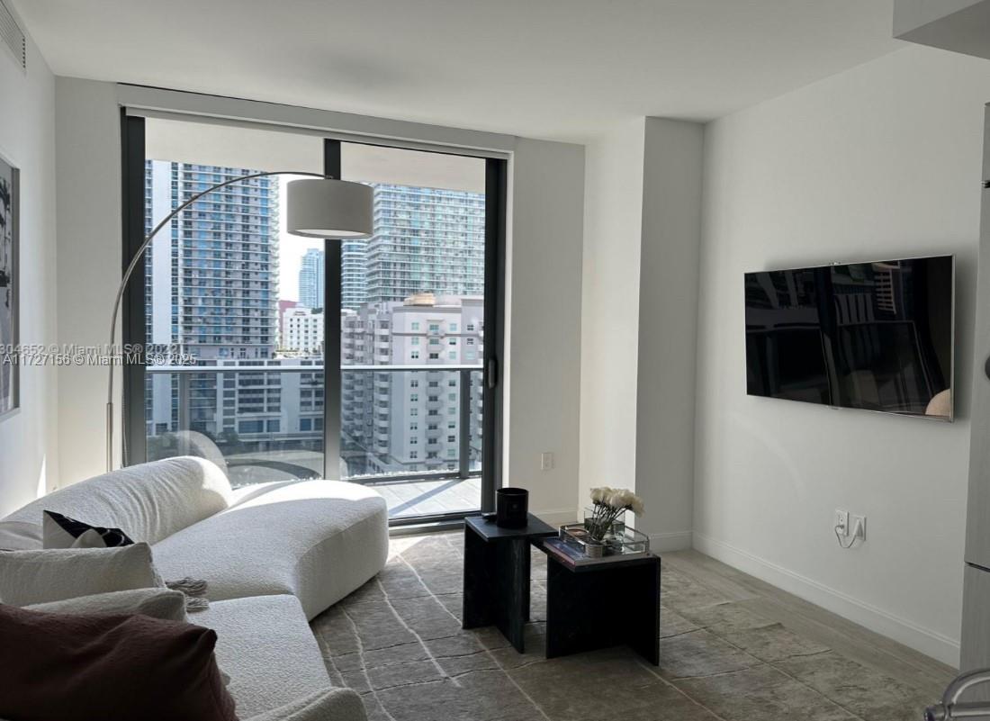 45 SW 9th St 1004