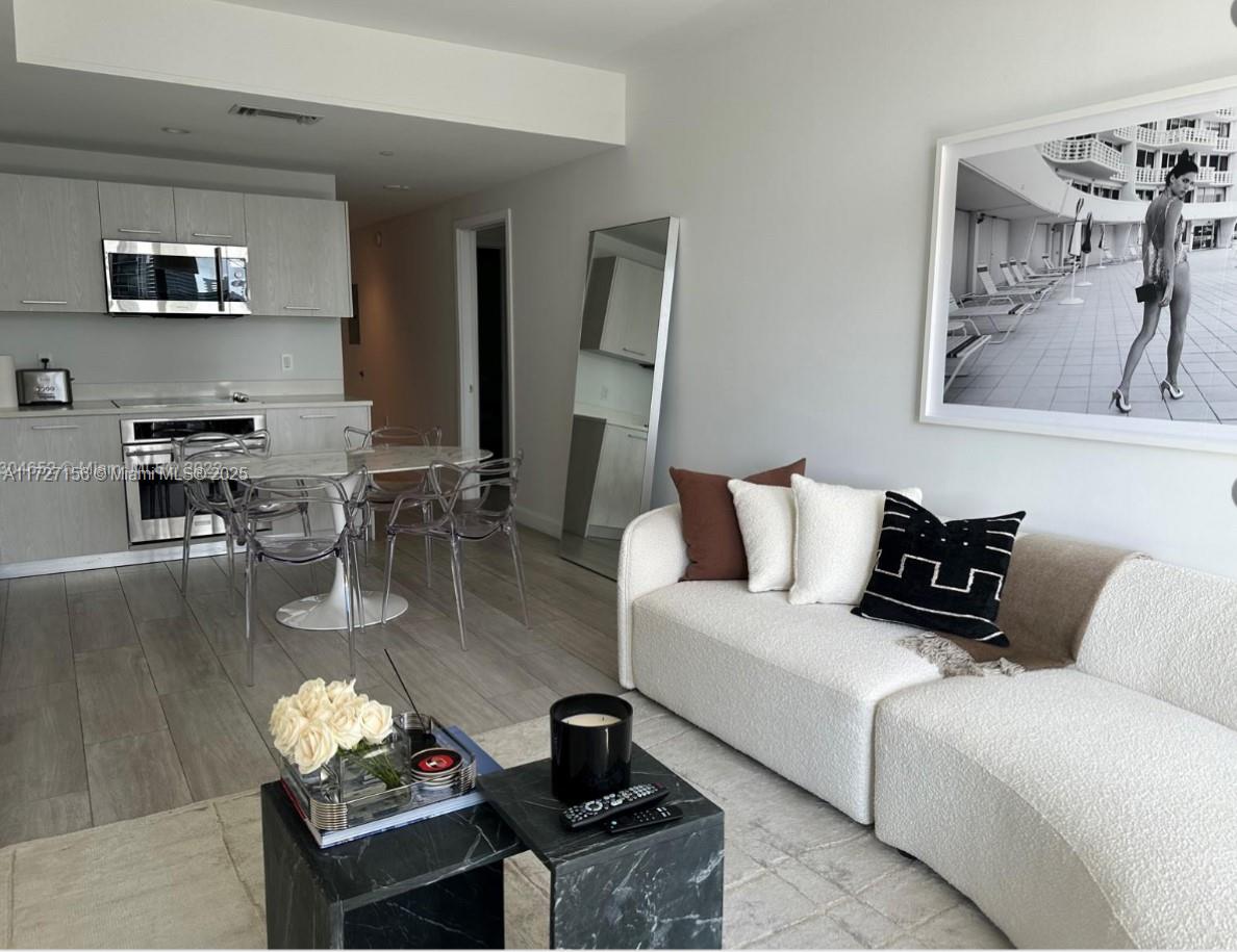 45 SW 9th St 1004