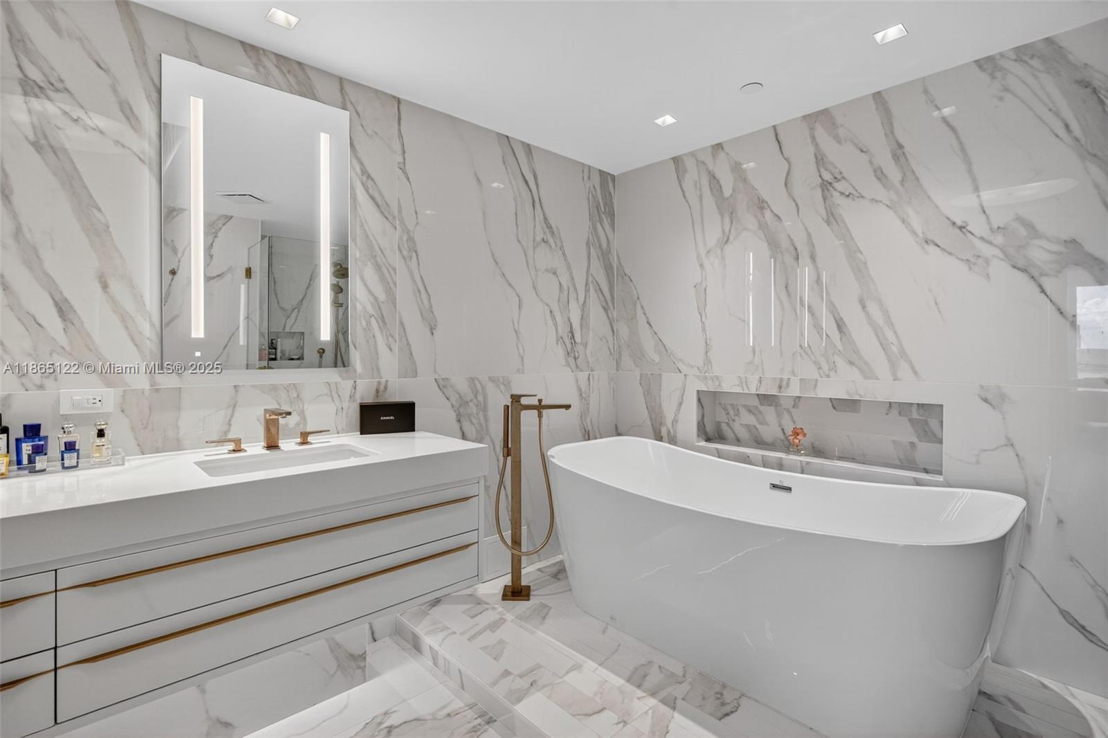 BELLAMARE @ WILLIAMS ISLA - Residential