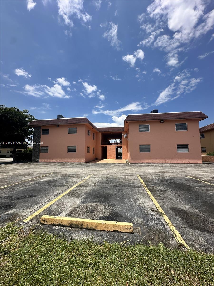 Spacious & bright 2-bedroom 1 bathroom apartament in prime location, come to meet your new home! move-in ready.