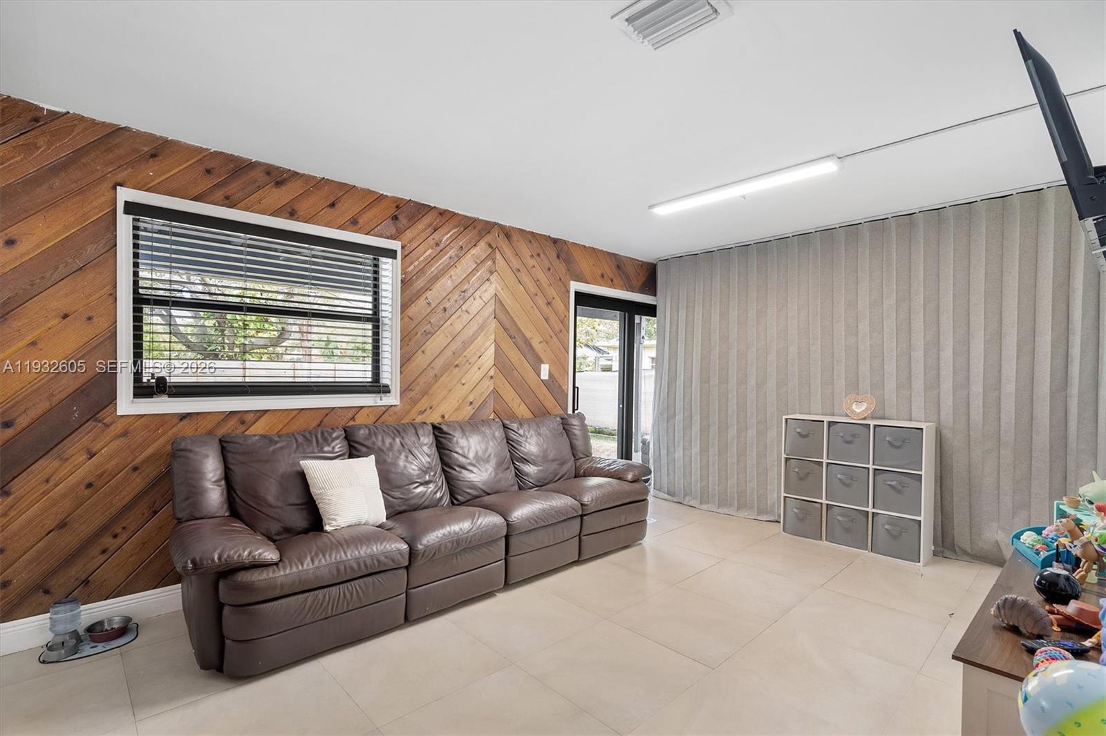 ROSELAWN HEIGHTS - Residential Income