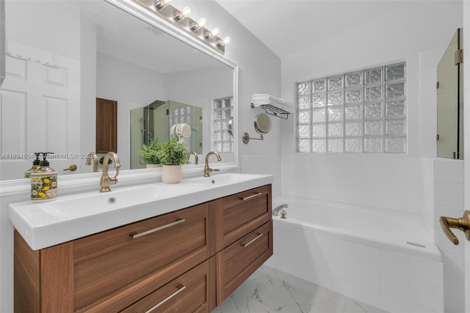 SAPPHIRE SHORES-SAPPHIRE - Residential