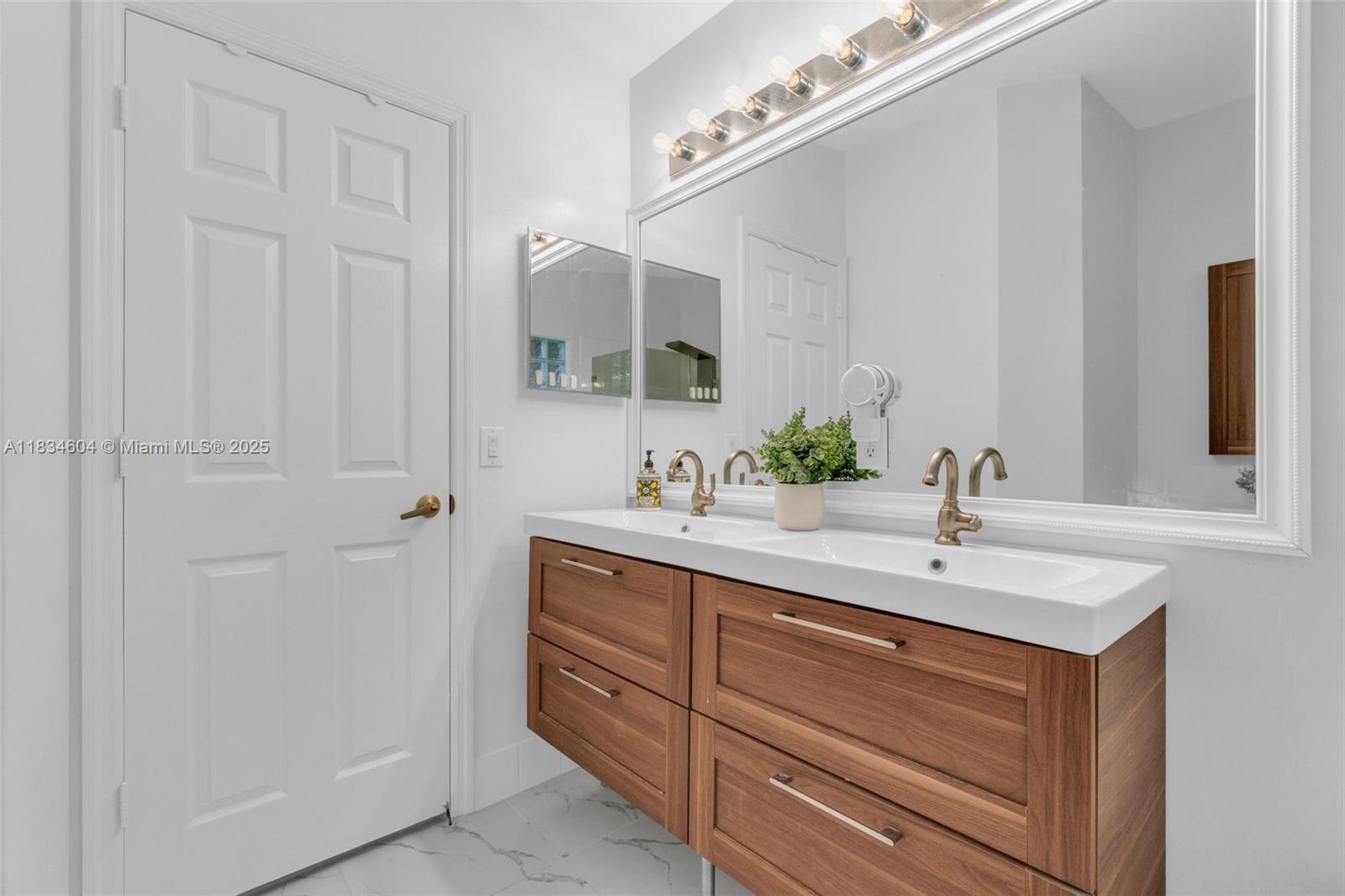 SAPPHIRE SHORES-SAPPHIRE - Residential