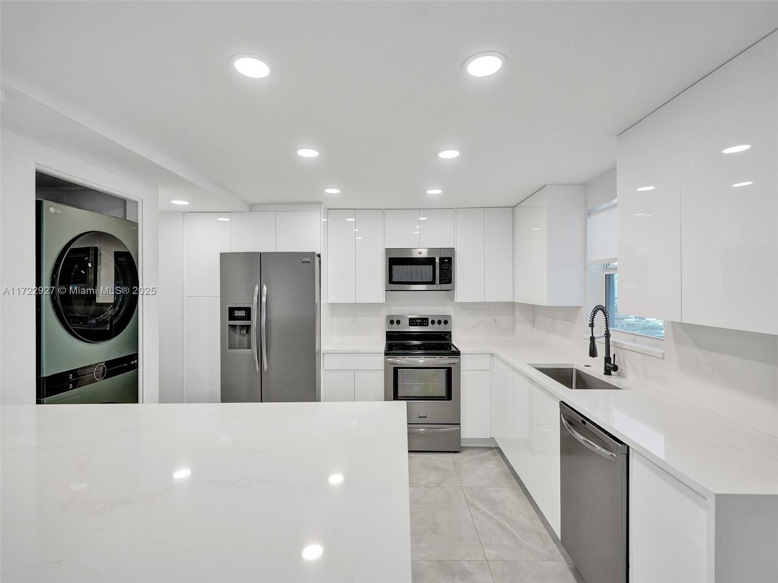 PLAYA DEL SOL CONDO - Residential