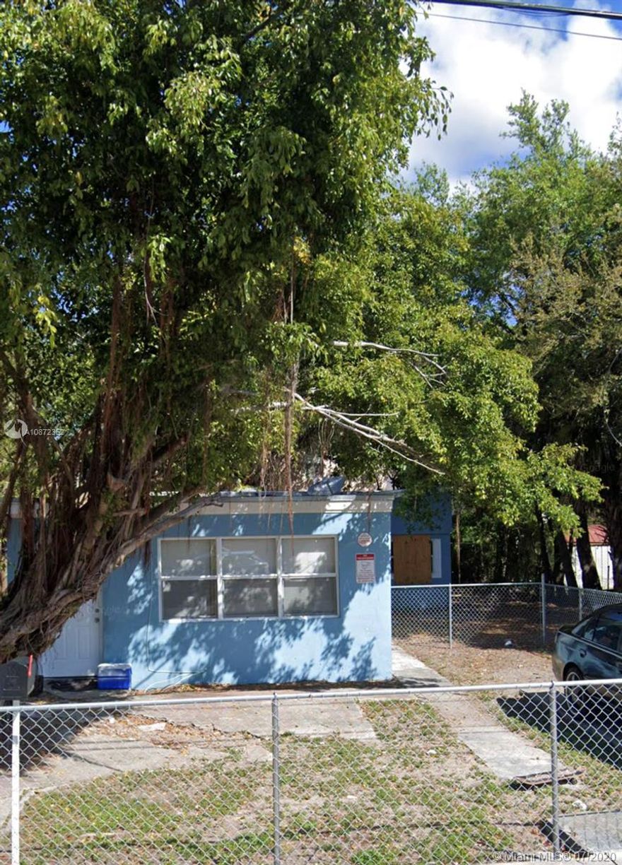 three bedroom one bathroom unit in duplex close to highway and very central in miami. recently renovated, hardwood flooring, gated with small yard in front.

Section 8 tenants and independents welcome!