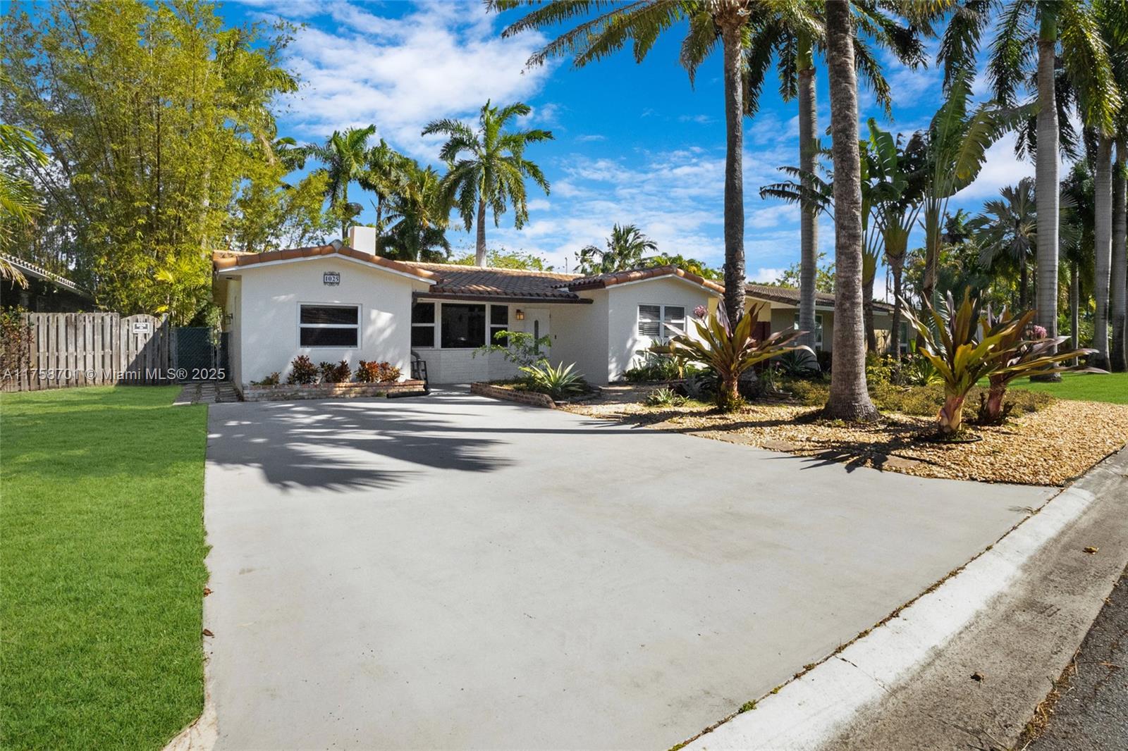 Property for Sale at 1025 Lincoln St, Hollywood, Broward County, Florida - Bedrooms: 4 
Bathrooms: 2  - $875,000