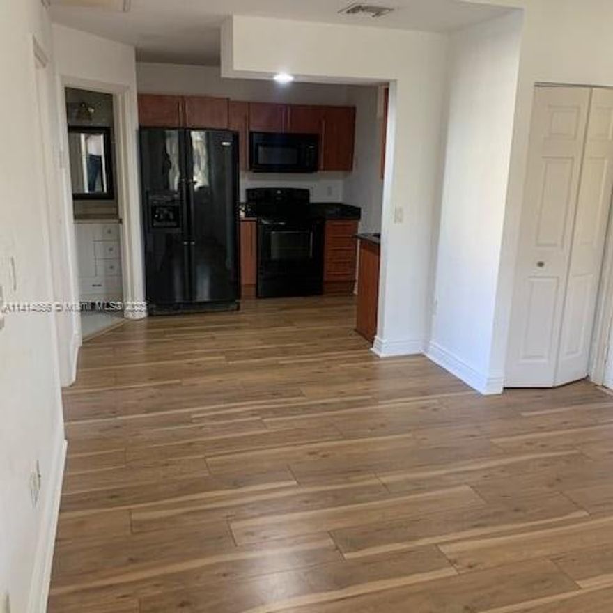 Excellent Apartament witn 1 Bedroom + a Den and Bathroom, with a parking space, in-unit washer and dryer.

 - CREDIT CHECK, BACKGROUND CHECK, EVICTION CHECK, CREDIT REPORT, LETTER FROM EMPLOYER, ID -CREDIT REPORT AND PROOF OF INCOME REQUIRED WITH ALL OFFERS.