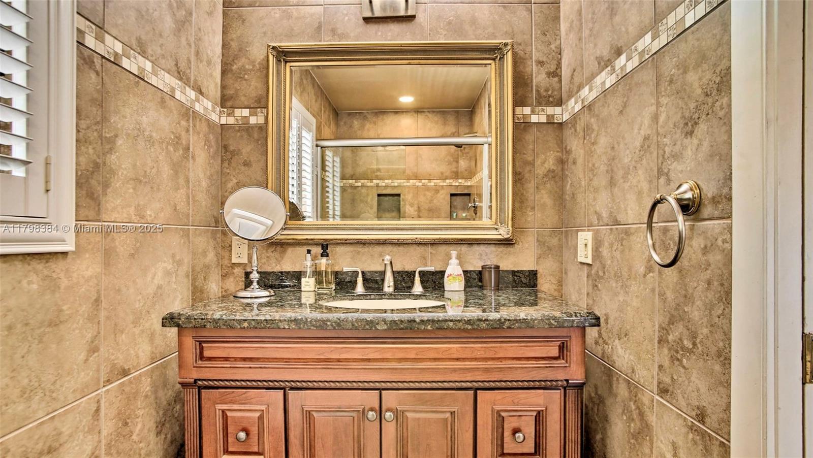 Coral Woods 33-25 B - Residential Lease