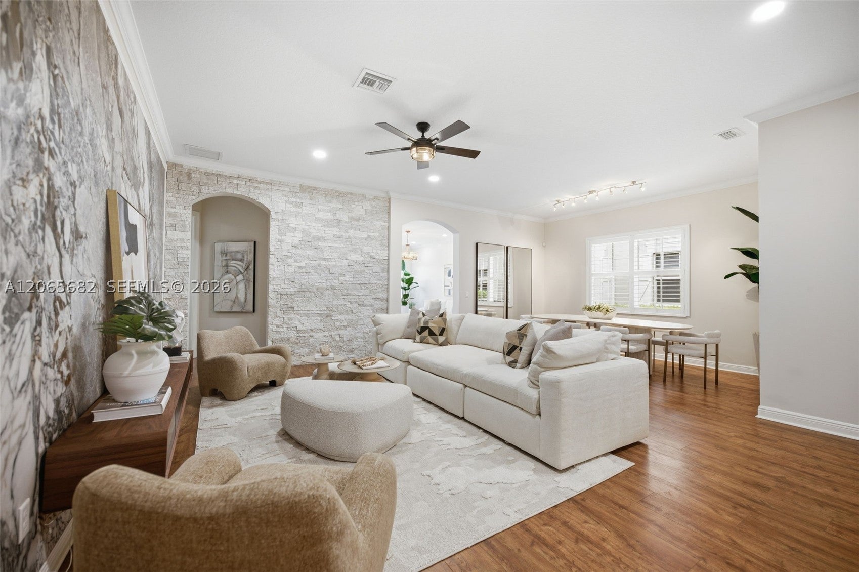 8550 Lakeside Bnd