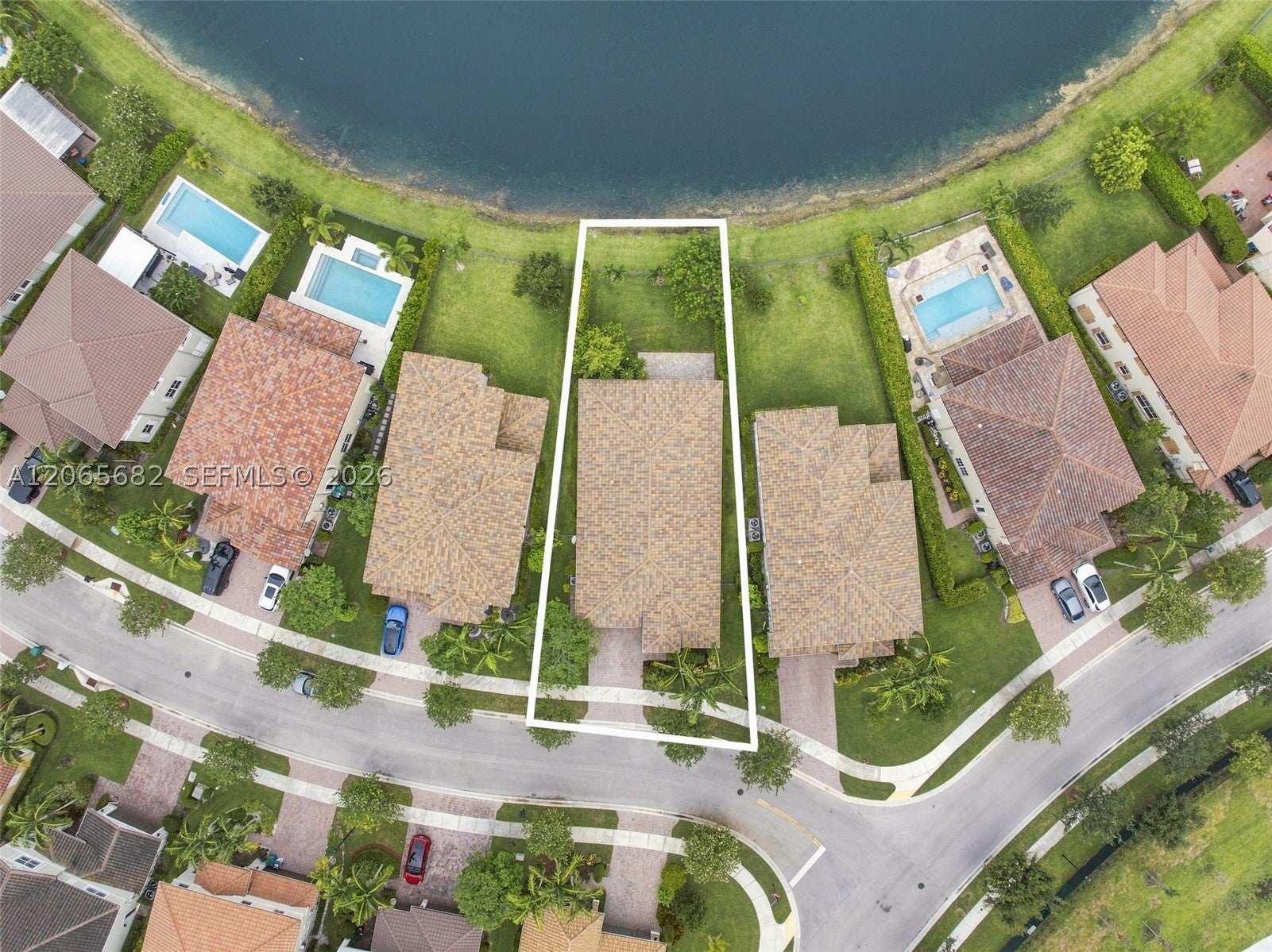 8550 Lakeside Bnd