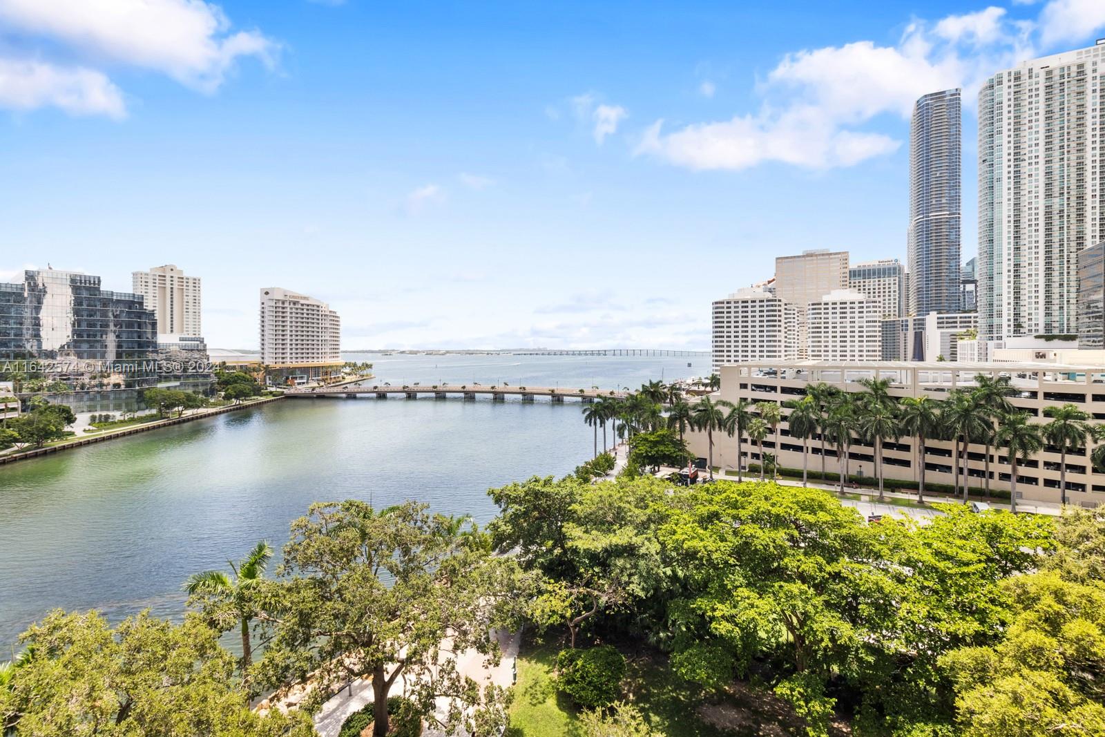 495 BRICKELL AVENUE 901