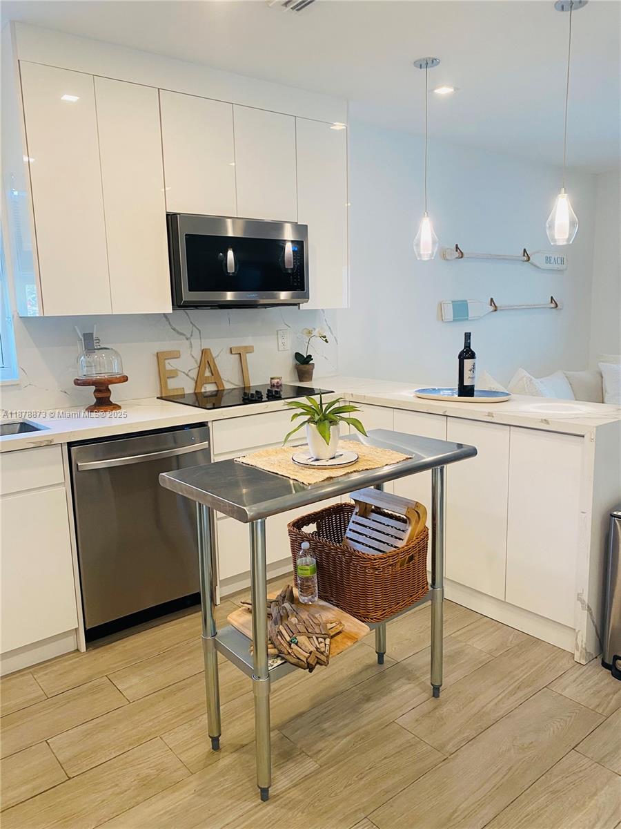 LE PHARE KEY BISCAYNE CON - Residential Lease