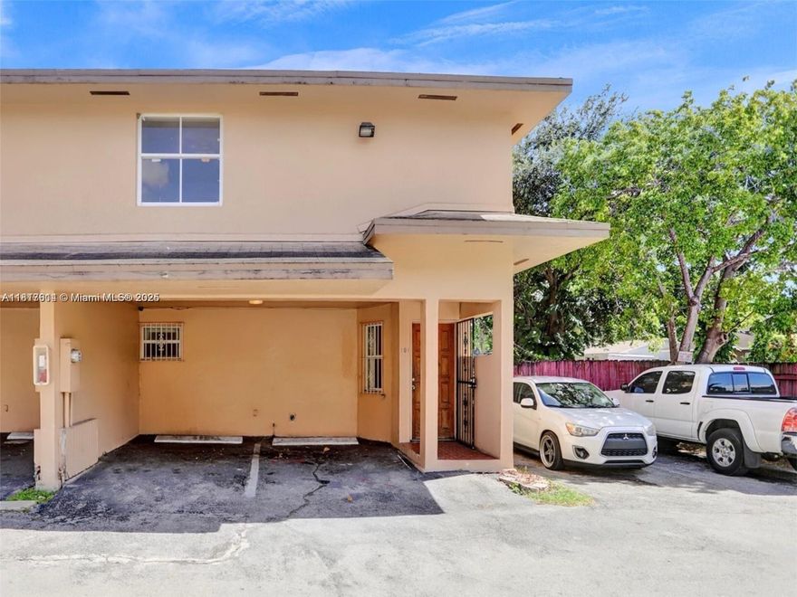 JUST UPGRADED, NEW FLOORS, NEW KITCHEN, NEW BATHROOM 
2 STORY TOWNHOUSE 3 BDR 2.5 BATH WITH LARGE EAT-IN OPEN KITCHEN, LOTS OF CLOSET SPACE, 2 COVERED PARKING SPACES. LARGE SCREENED PATIO. FRESHLY PAINTED. WASHER/DRYER IN THE UNIT. CAN BE RENTED INMEDIATELLY.