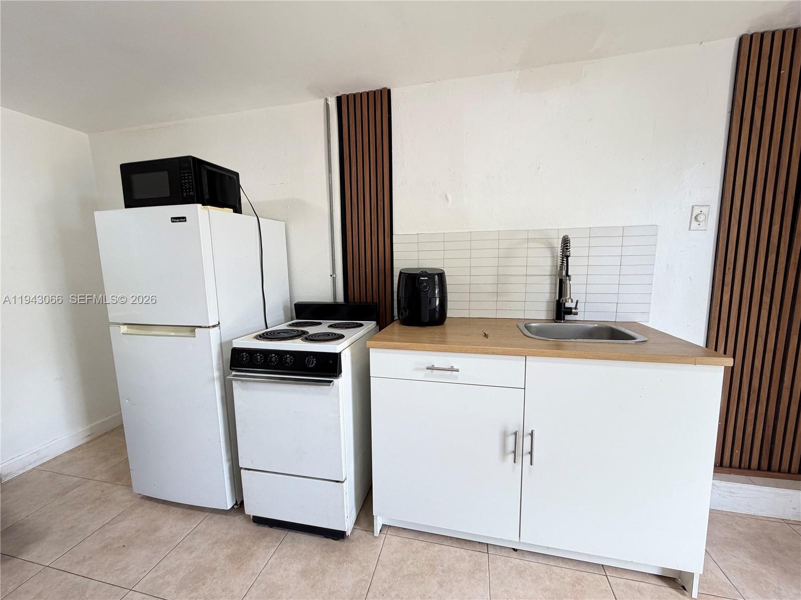 LAWNDALE 4TH ADDN - Residential Lease