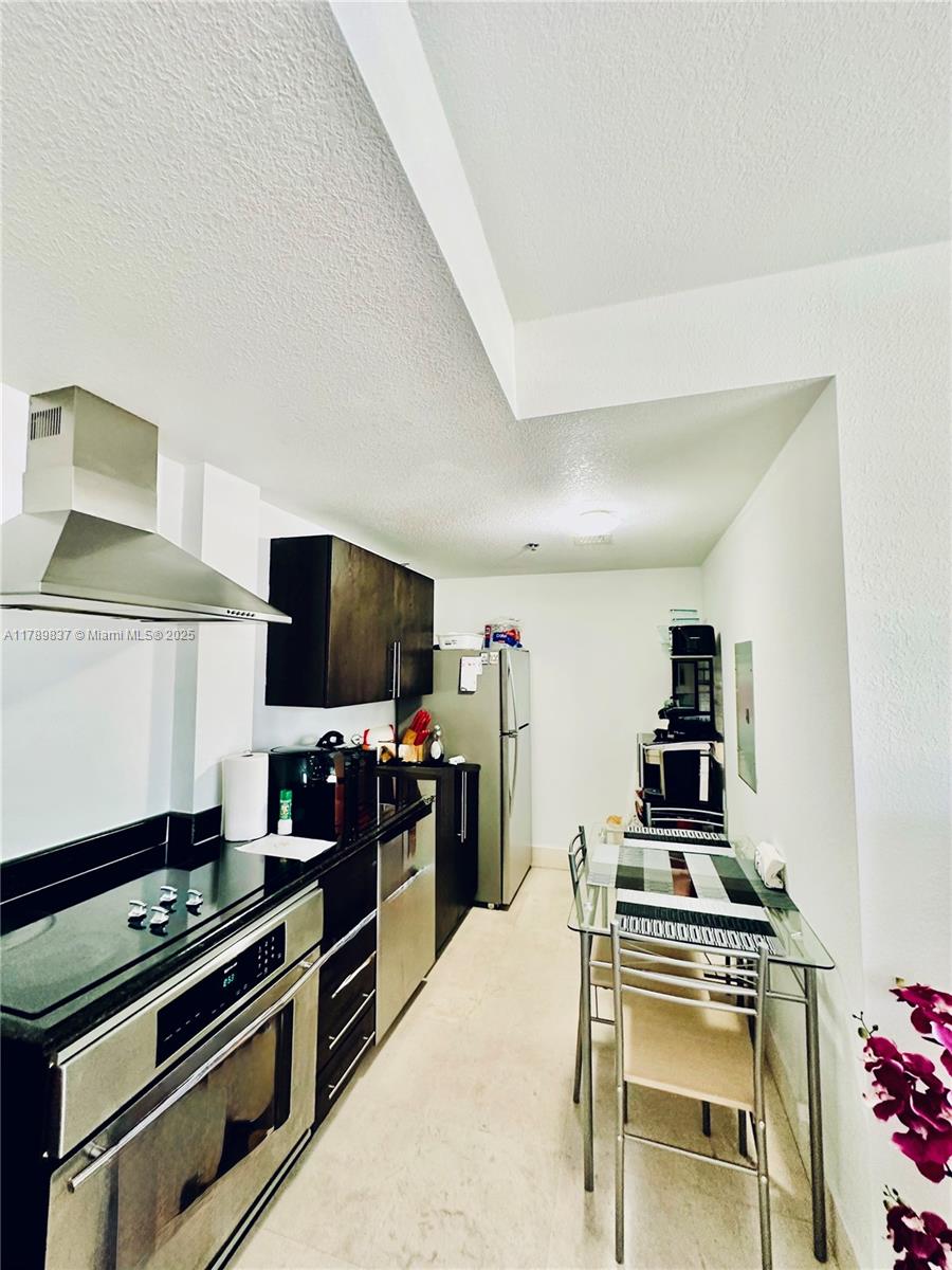 Looking for the perfect place to call home—or a smart investment in the heart of Miami Beach?
This charming first-floor unit is your chance to own in one of the most desirable areas, just minutes from the beach and Lincoln Road. Enjoy a spacious master bedroom with a walk-in closet, a full bathroom, and the convenience space of your own washer and dryer inside the unit. The fully equipped kitchen makes everyday living or renting a breeze.
Whether you’re planning to move in or rent it out, the location is unbeatable—surrounded by shops, restaurants, and all that South Beach has to​​‌​​​​‌​‌​​​‌‌​​​‌‌‌​​‌​​‌‌​​​​ offer.