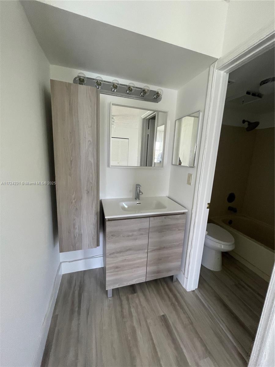 918 Twin Lakes Dr 8-M