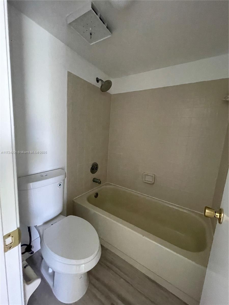 918 Twin Lakes Dr 8-M