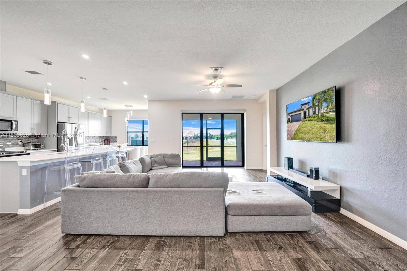 8324 Catria Ln, Lake Worth, FL, 33467/$725,000 3 8324 Catria Ln