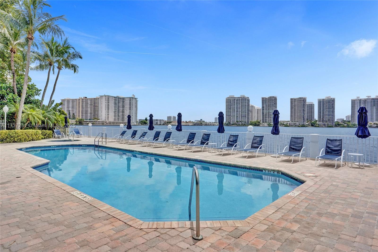 LE MAISONNEUVE CONDO - Residential