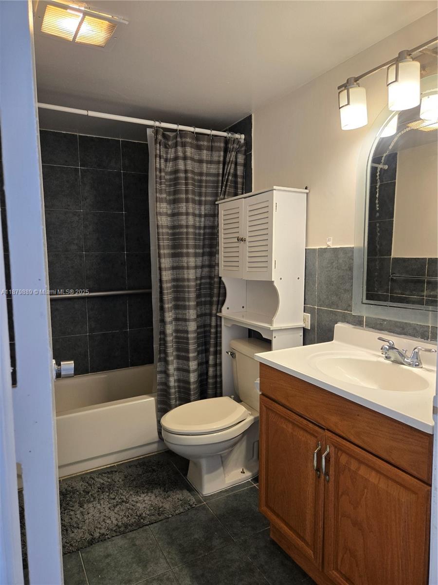 130 S Shore Dr 3B