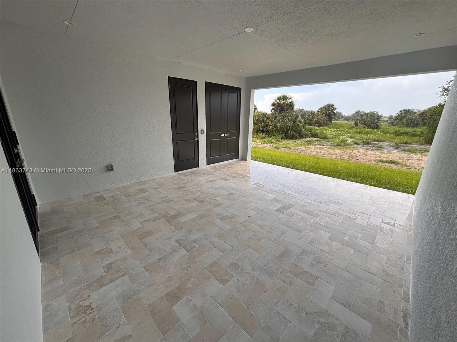 Brand new house 3 bed/2 bath for rent, very quiet neighborhood in a cul-de-sac.
the price include some utilities. NAPLES, FLORIDA