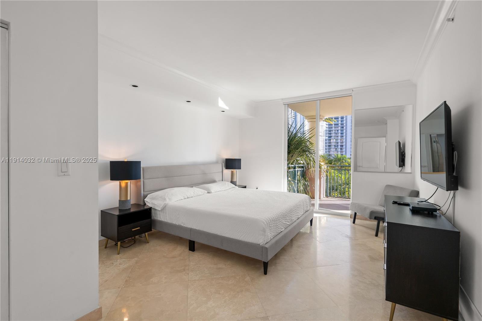KING DAVID OF SUNNY ISLES - Residential