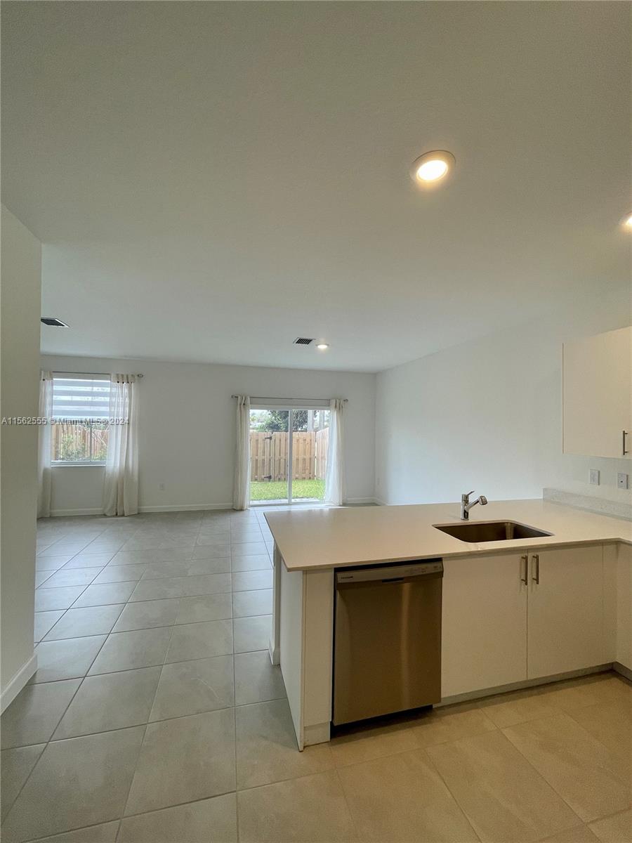 SUNSET TRAILS - Residential Lease