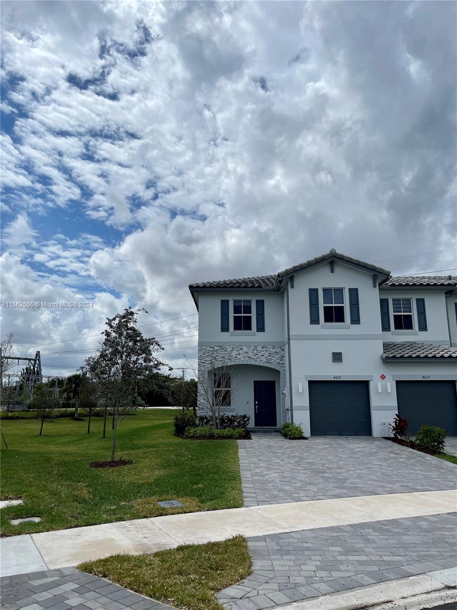 SUNSET TRAILS - Residential Lease