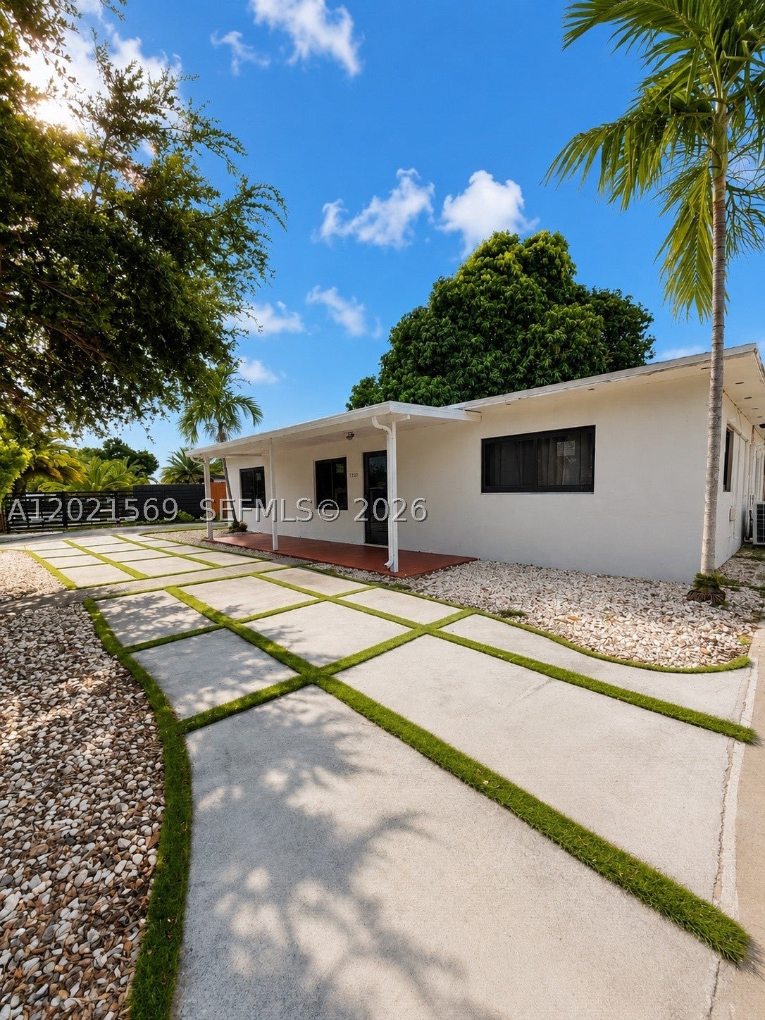 1120 E 6th Ct