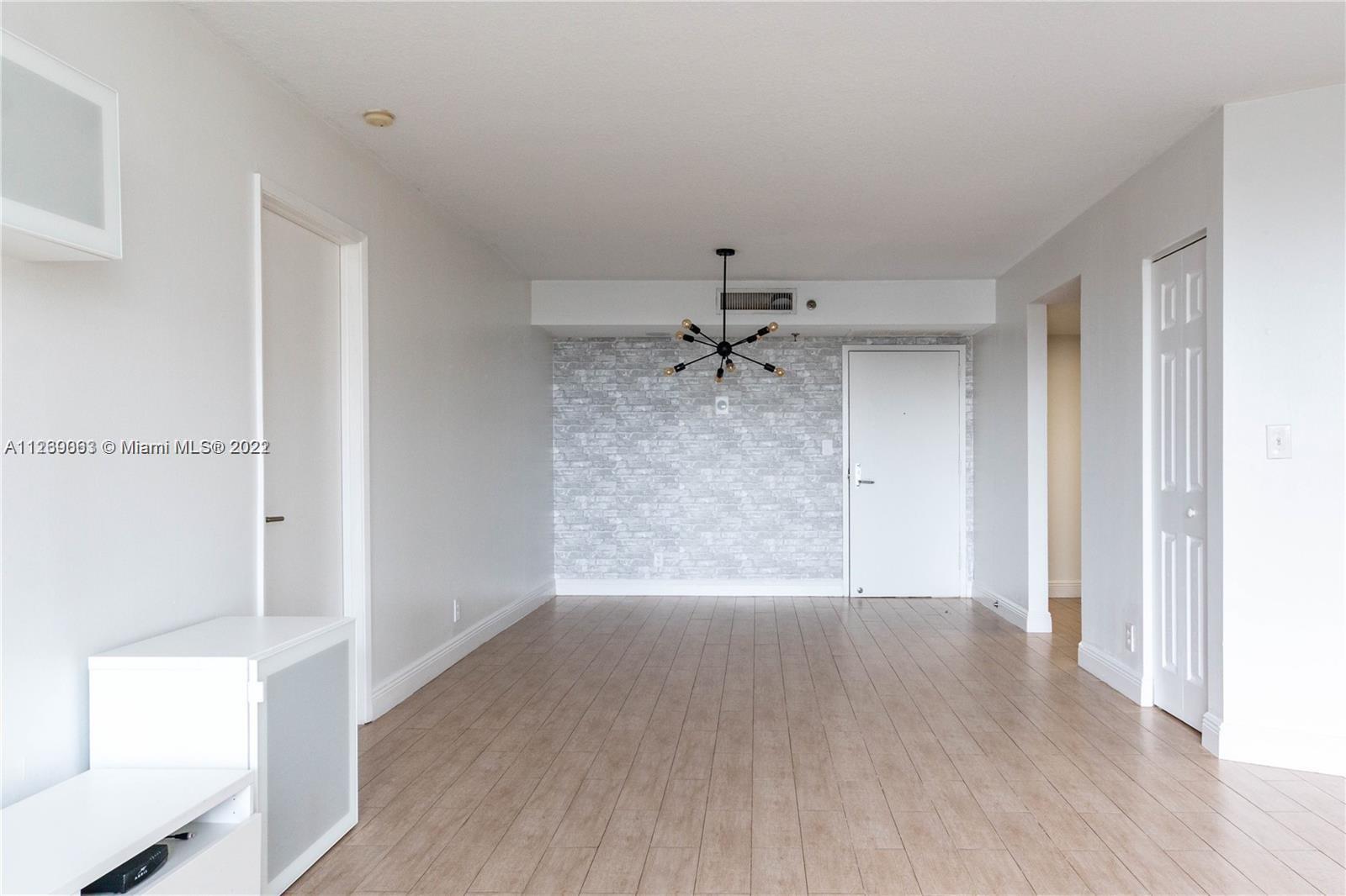 Beautiful unit in the heart of Aventura. Walking distance to Aventura Park and mall. Building features new lobby, two pools, gym, valet, elevators with fingerprint recognition. A+ schools and minutes to the beach.