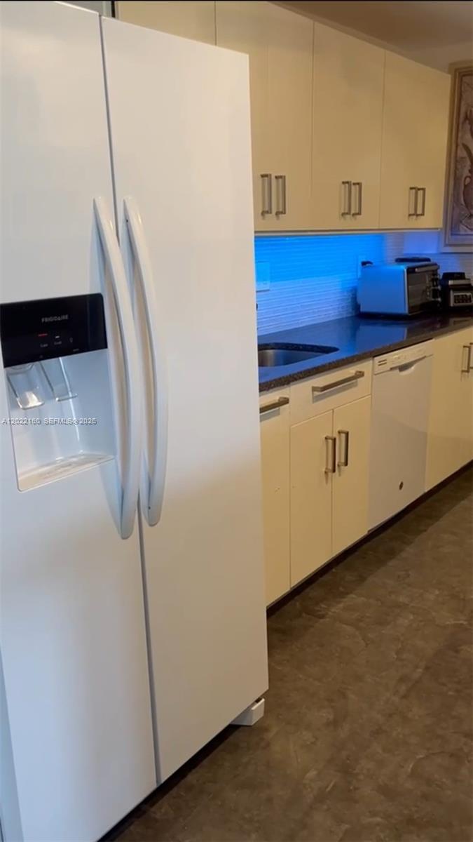 VICTORIA TOWERS CONDO - Residential