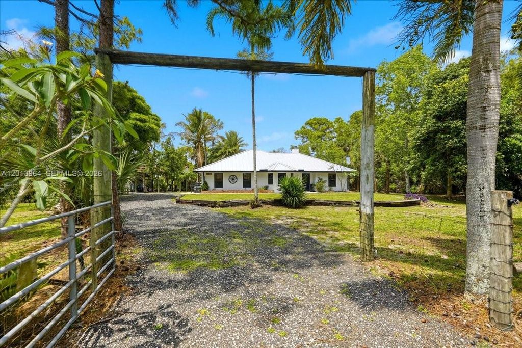 Photo of 17857 82nd Rd N, Loxahatchee, FL 33470 (MLS # A12013964)