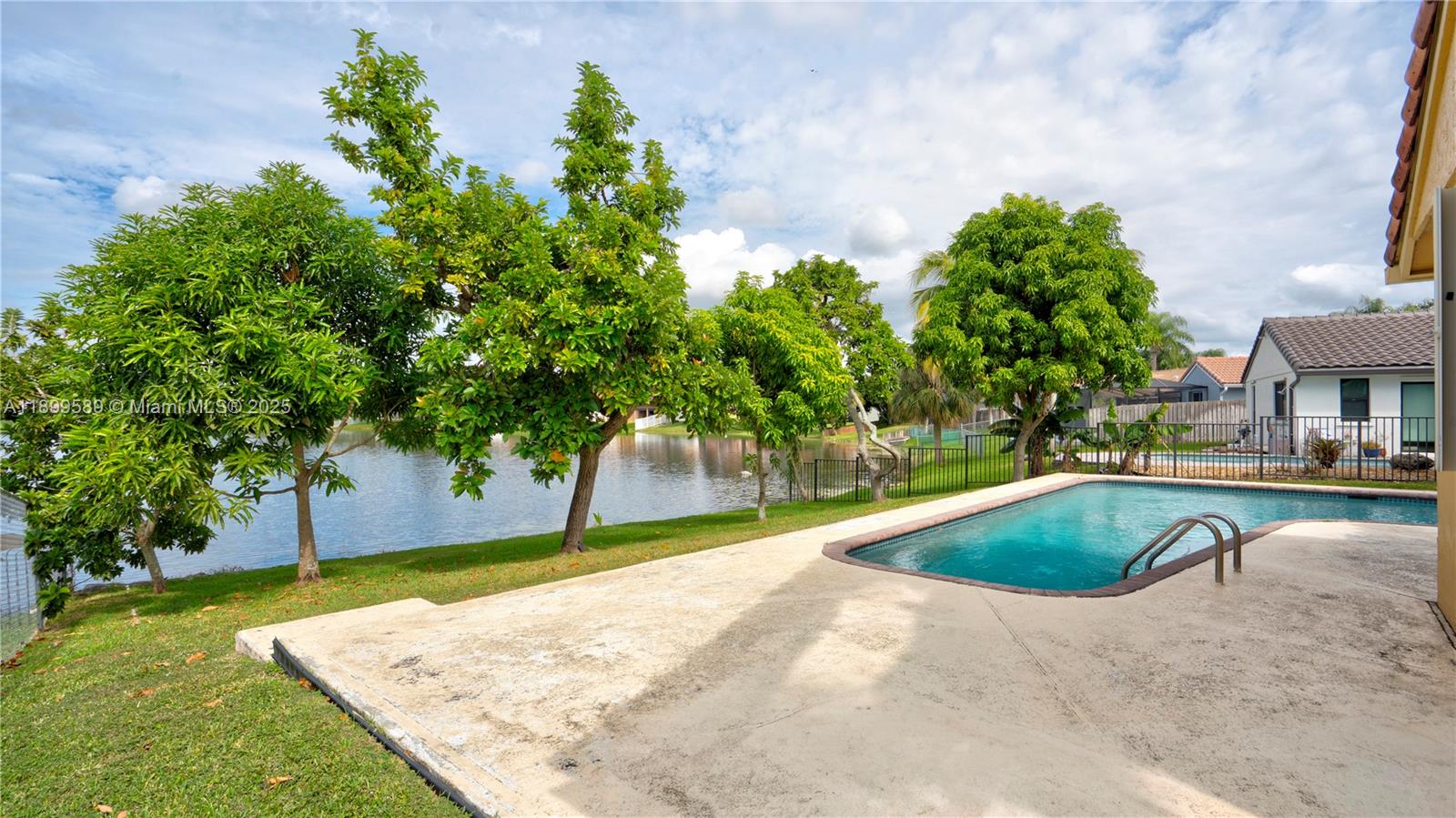 HAWKES BLUFF - Residential