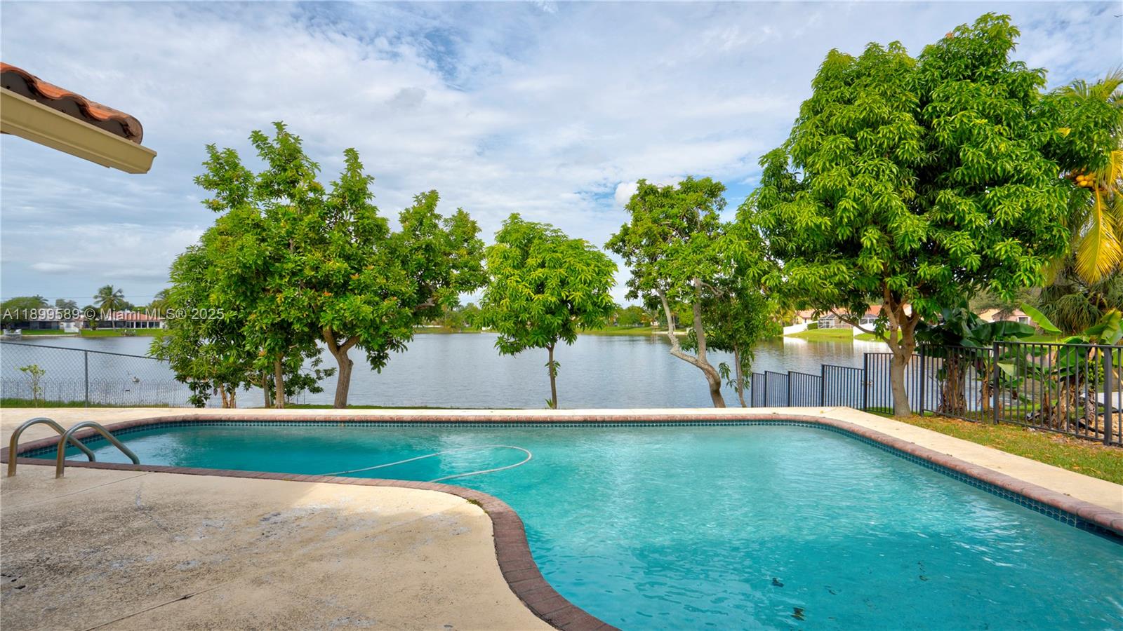 HAWKES BLUFF - Residential