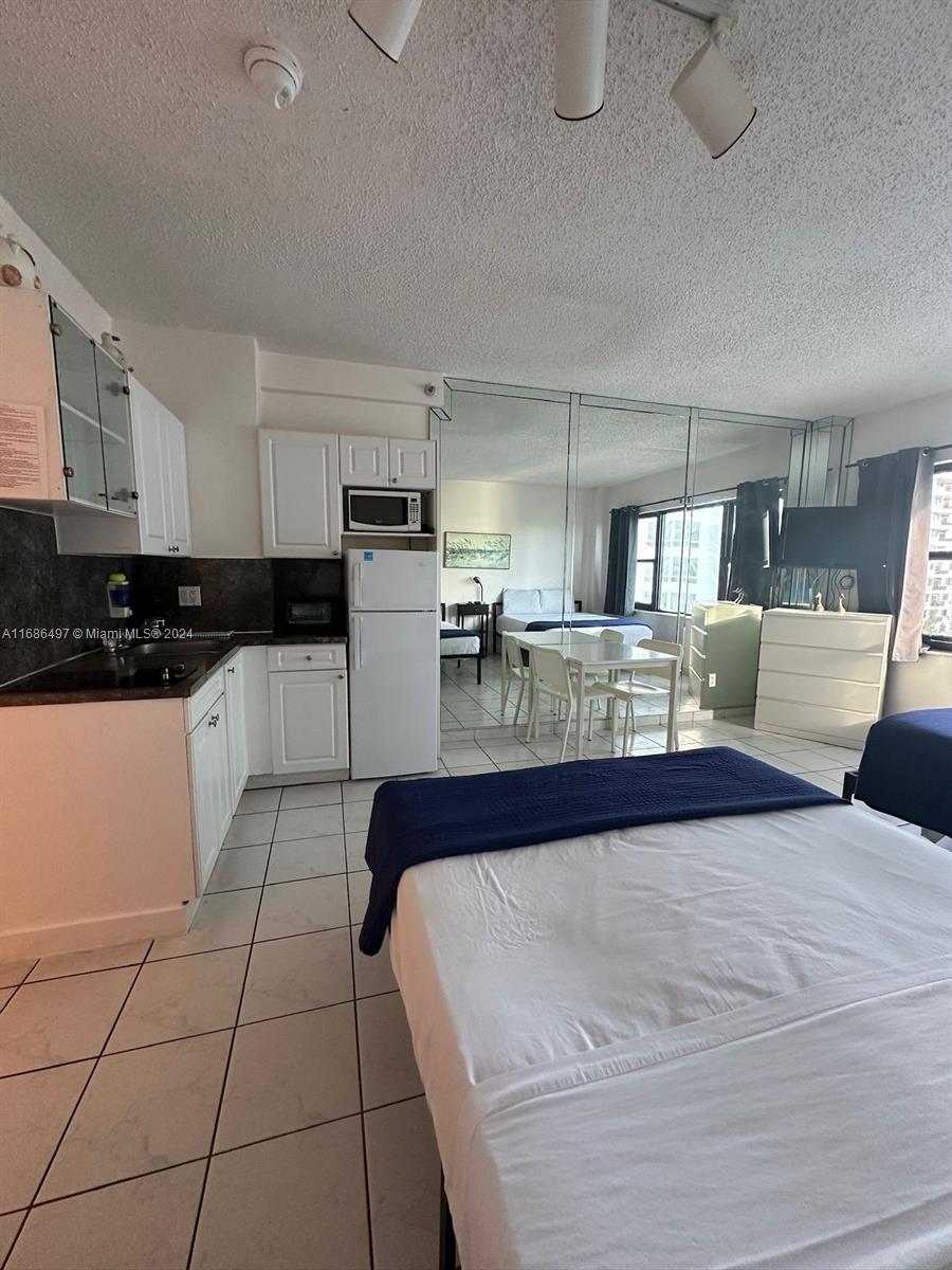 THE CASABLANCA CONDO - Residential
