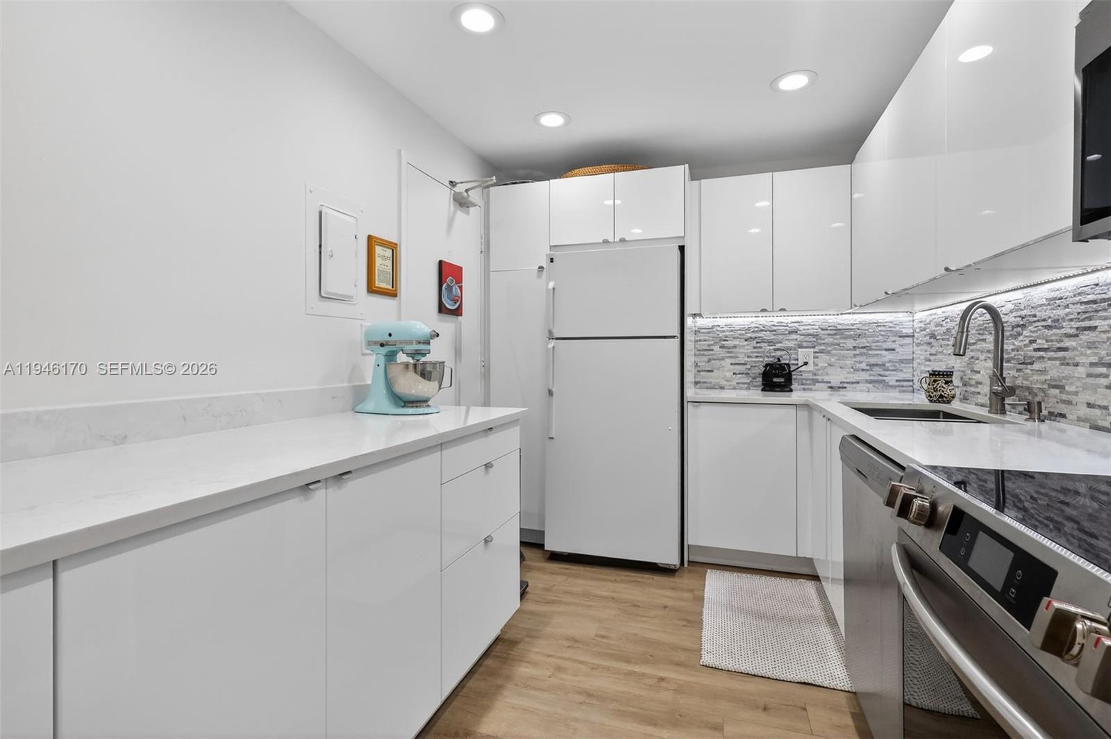 LONDON TOWERS CONDO - Residential