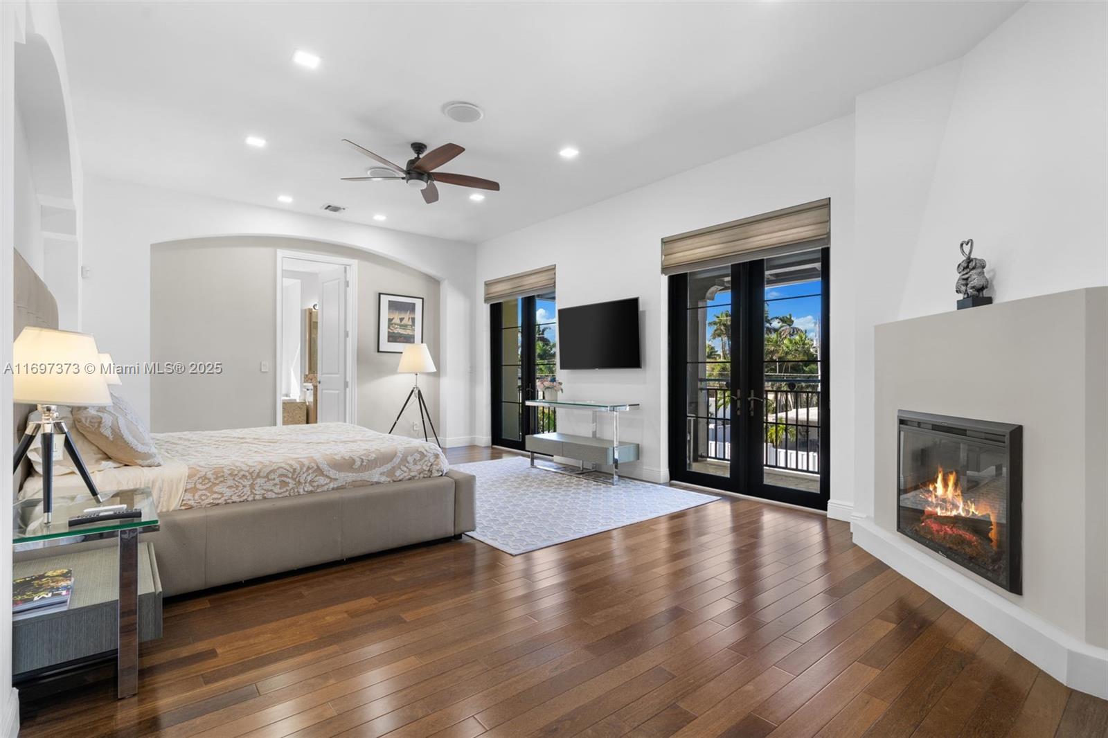 HOLLYWOOD LAKES SECTION - Residential