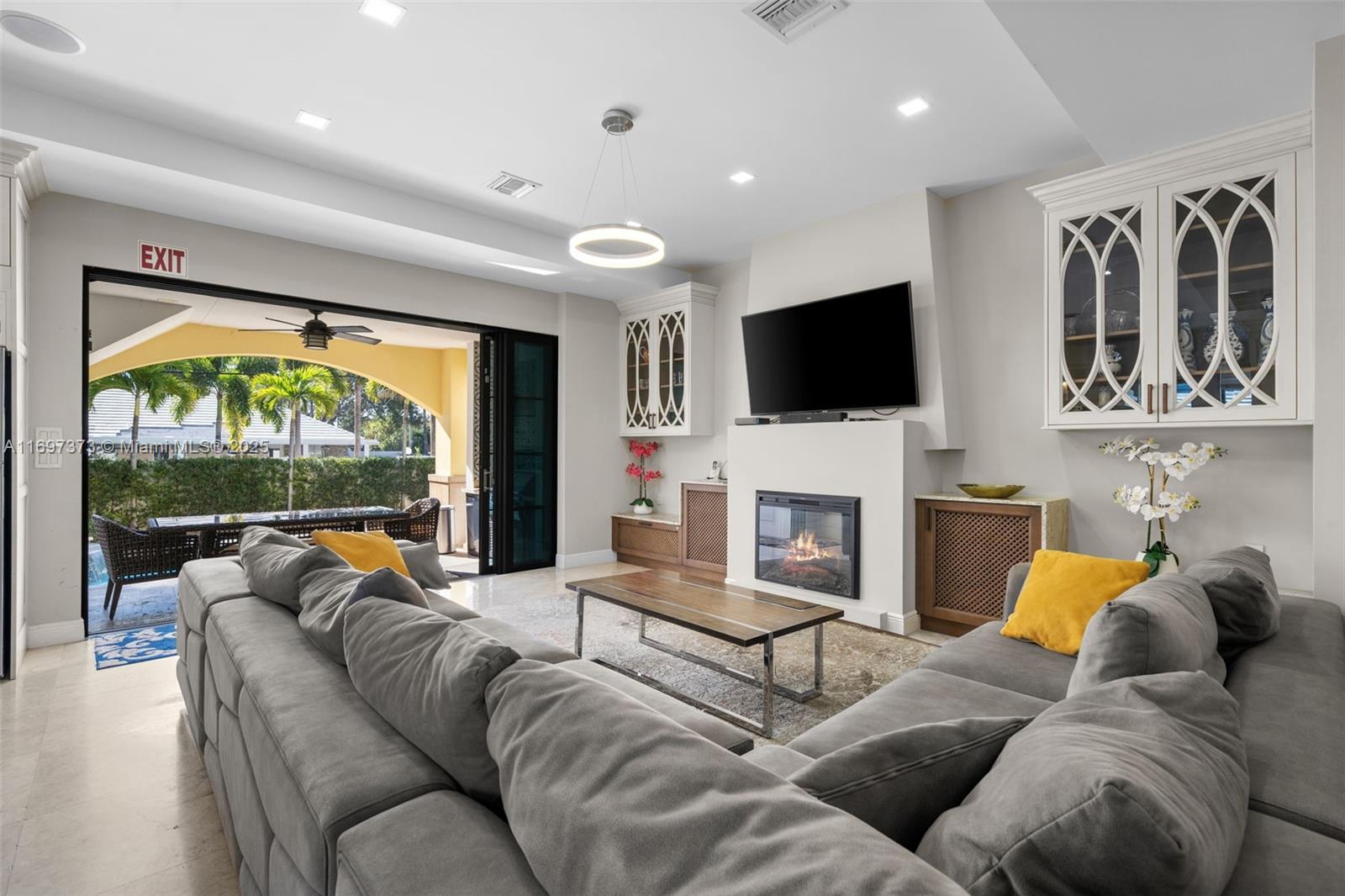 HOLLYWOOD LAKES SECTION - Residential