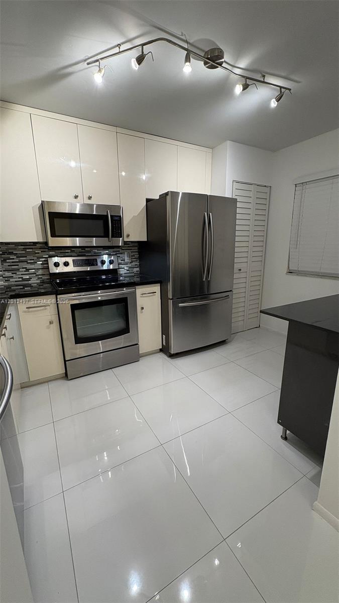 WELDON CONDOMINIUM J - Residential Lease