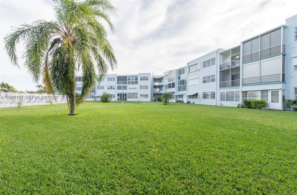 Photo of 2200 Park Ln #105, Hollywood, FL 33021 (MLS # A11968157)