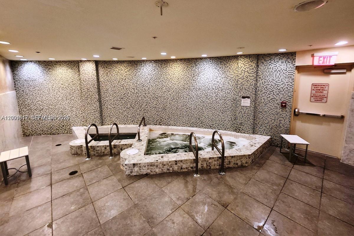 VIZCAYNE SOUTH CONDO - Residential