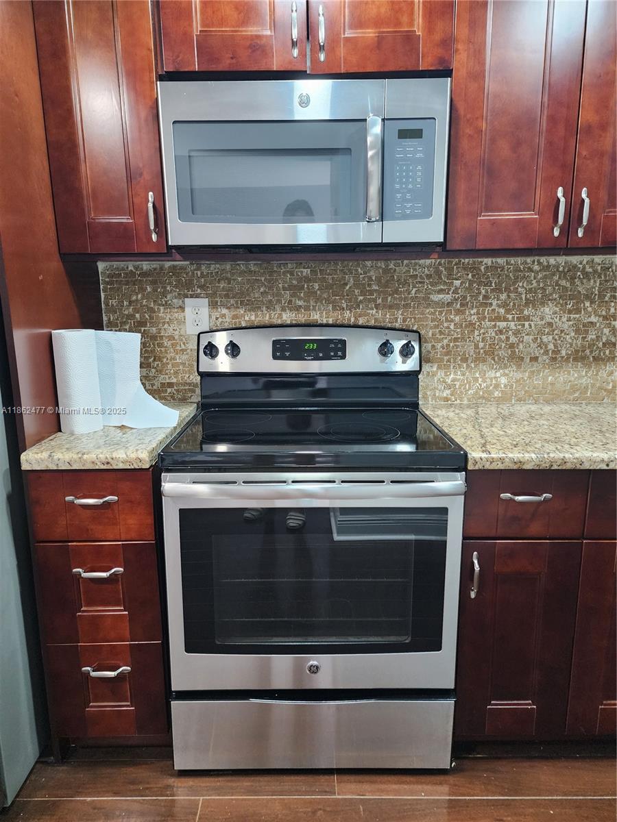 HOLLYBROOK GOLF AND - Residential