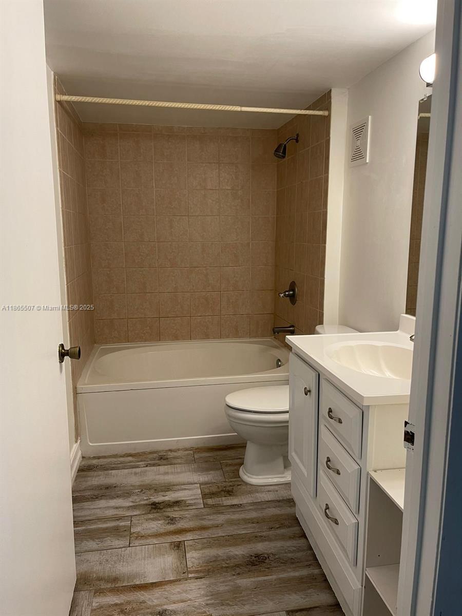PALM LAKE CONDO - Residential Lease