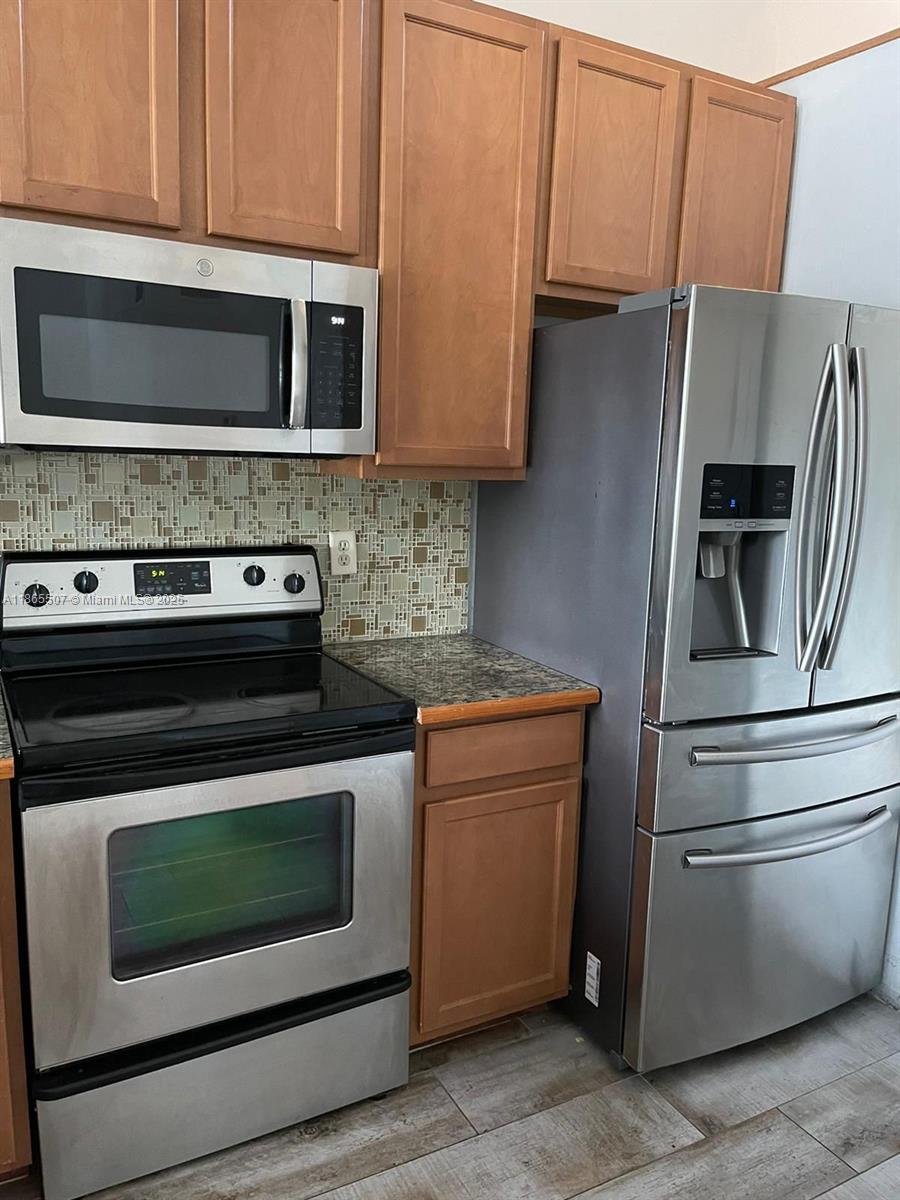 PALM LAKE CONDO - Residential Lease
