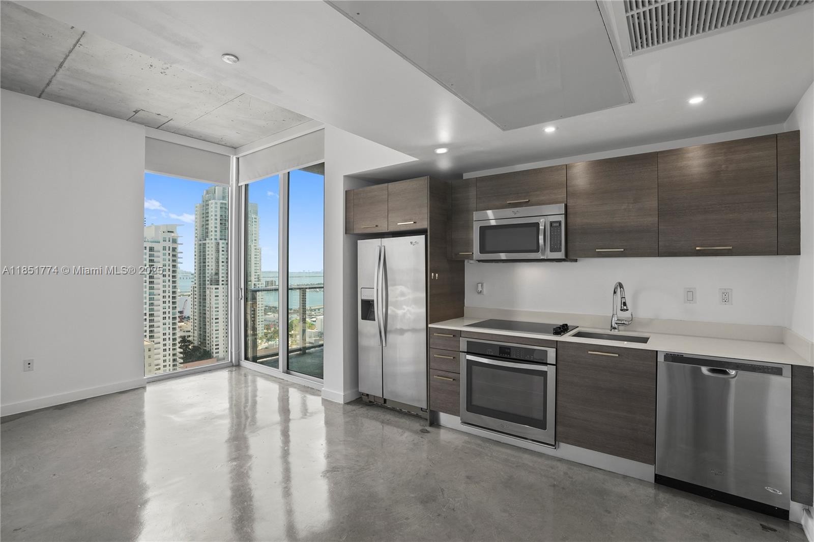 Take advantage of Centro`s incredible amenities, including a rooftop pool with 360-degree views of Miami, a state-of-the-art gym, sauna, steam room, and a two-story penthouse lounge area ideal for relaxation. 3104 boasts 10-foot high ceilings and floor-to-ceiling windows, offering breathtaking city and water views. The open layout features sleek concrete flooring, Italian cabinetry, and stainless-steel kitchen appliances, perfect for modern urban living. Enjoy 24/7 concierge service and easy access to all of the city`s top attractions. Don`t miss out on this exceptional opportunity - call today for a viewing!
