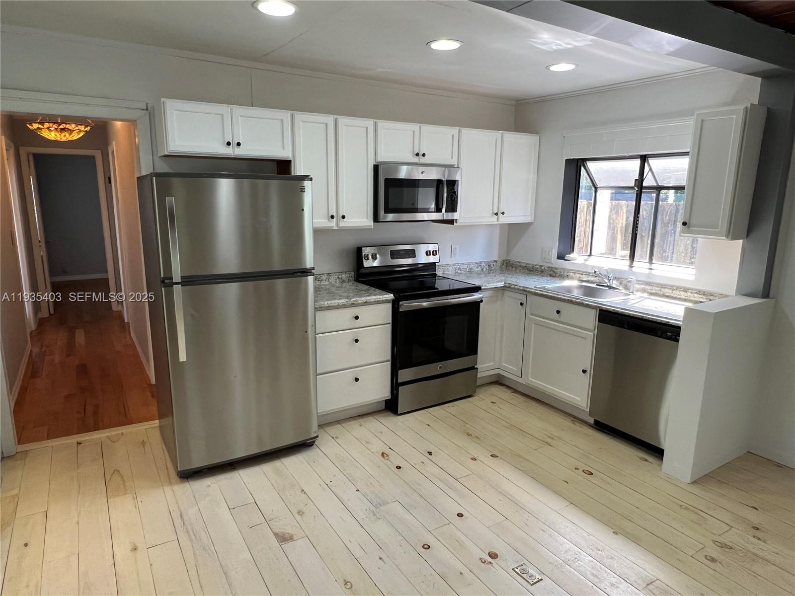 LAUDERDALE - Residential Lease