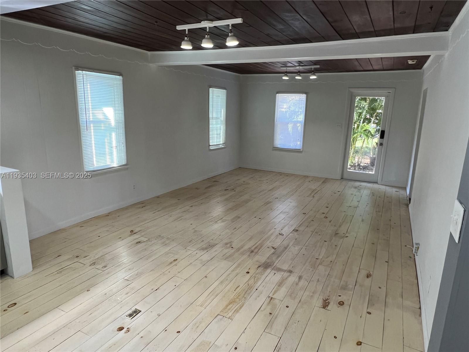 LAUDERDALE - Residential Lease