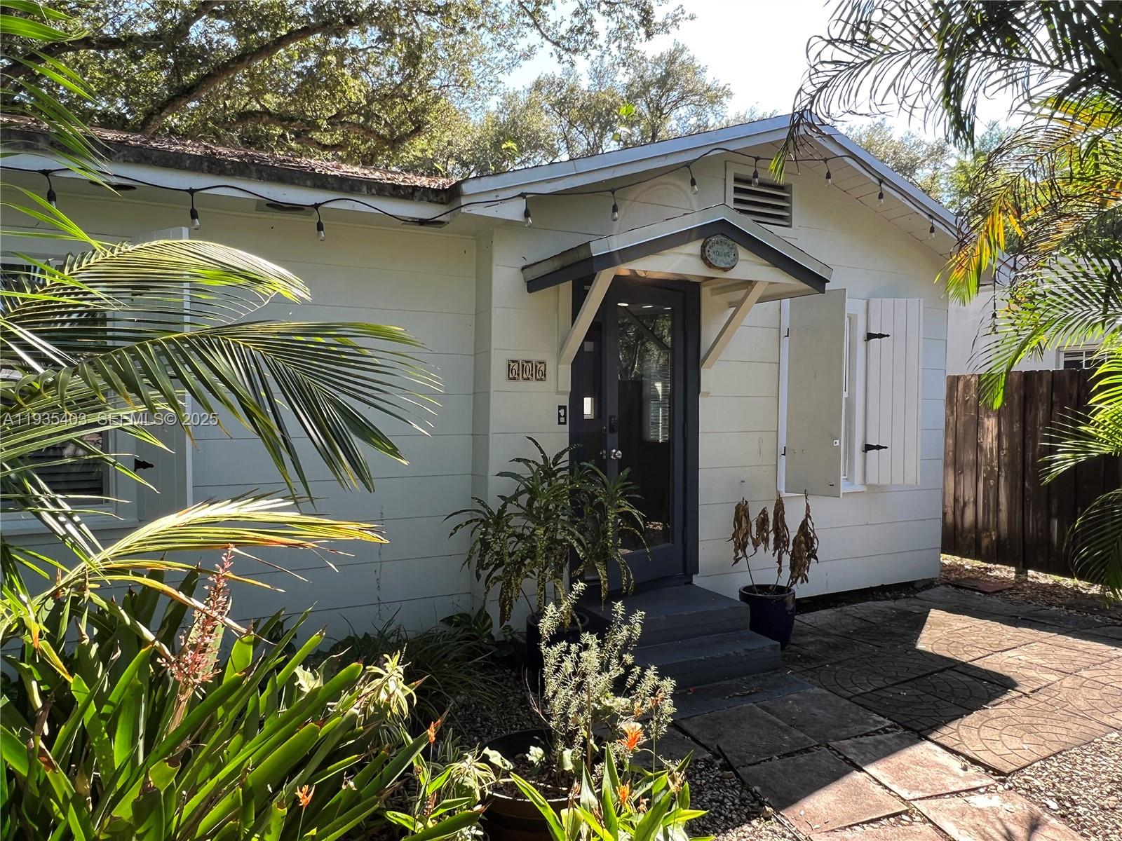 LAUDERDALE - Residential Lease